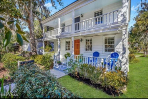Sea Glass Cottage on Duke - Three Bedrooms Downtown Beaufort